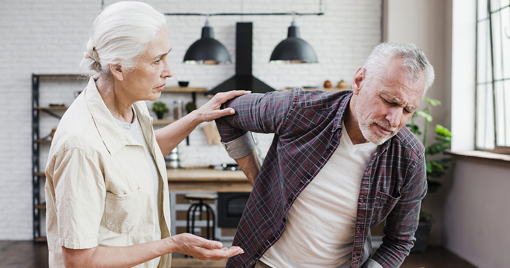 Idoso com dor nas costas necessitando de um Especialista em coluna